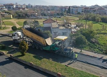 Aydın Büyükşehir Belediyesi, kente yeni yollar kazandırmak ve mevcut yolları yenilemek için çalışmalarını sürdürüyor