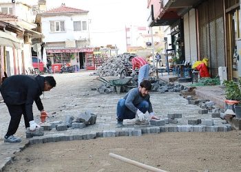 Burhaniye’de Yol Güzelleştirme Çalışmaları Devam Ediyor