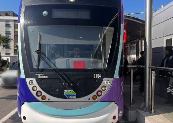 Çiğli Tramvayı “Kırmızı” ve “Mavi” sinirle İzmirlilerin hizmetinde