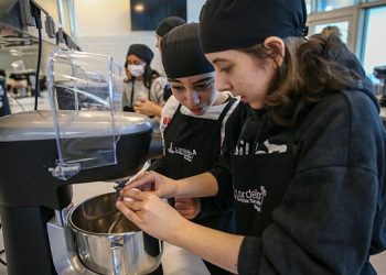 Çocuk şefler Karşıyaka’da mutfağa girdi