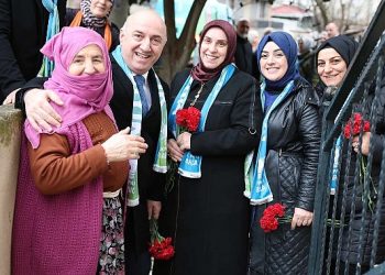 Darıca Belediye Lideri ve Cumhur İttifakı Darıca Belediye Lider Adayı Muzaffer Bıyık, Kazım Karabekir Mahallesi’nde sokak sokak vatandaşlara karanfil dağıtıp hasbihal etti