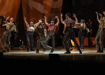 Dönemin savlı tiyatro oyunu “Aşık Shakespeare”, zelzeleden etkilenen TOÇEV çocuklarına Umut ışığı oldu