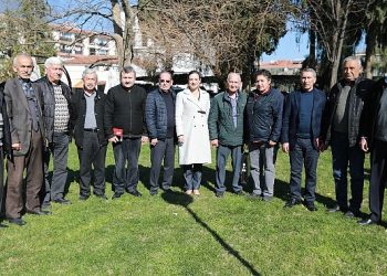 Efes Selçuk Belediye Lideri Filiz Ceritoğlu Sengel çalışma devrinde kendisine eşlik eden muhtarlarla bir ortaya geldi