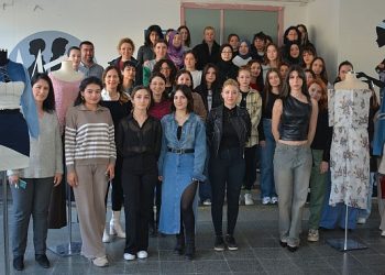 Egeli öğrenciler ikinci el giysilere tekrar hayat verdi