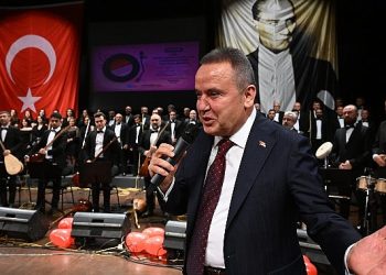 Lider Böcek Sevda Türküleri konserini izledi