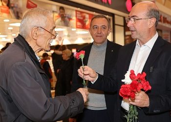 Selçuklu Belediye Lideri Ahmet Pekyatırmacı 31 Mart Mahallî Seçimleri kapsamında hafta sonu Selçuklu’nun farklı noktalarındaki alışveriş merkezlerinde vatandaş ve esnaflarla bir ortaya geldi