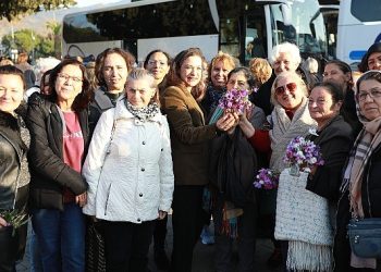 Sığacık Gezisi’ne Katılan Bayanlar Filiz Lider Tarafından Karşılandı