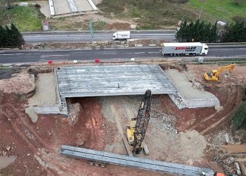 TEM üzerindeki köprünün kiriş montajı başladı