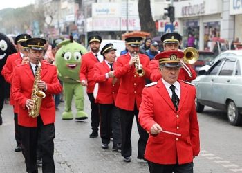 Türkiye’nin en kaliteli zeytin ve zeytinyağı üretim merkezlerinden olan Edremit’te 5. Zeytin Hasat Sonu Meci Şenliği yapıldı