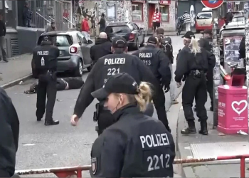 Polonya-Hollanda maçı öncesi gergin anlar: Polis bir kişiyi vurdu!