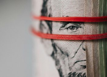 İçeriden Bilgi Sahipleri Hisse Senetlerini Rekor Hızla Elden Çıkarıyor