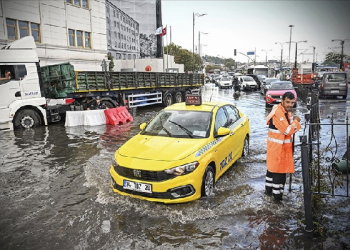 İstanbul’da sağanak yağış hayatı felç etti!