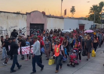 Trump’ın yarışı önde götürmesi sonrası göçmen konvoyu yola çıktı