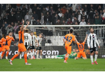 Beşiktaş evinde Başakşehir’e mağlup oldu