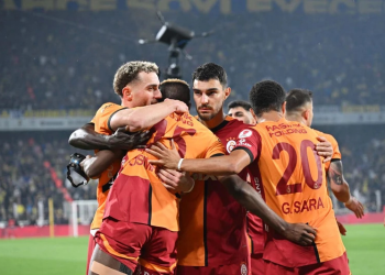 Galatasaray iki yıldızıyla masaya oturuyor