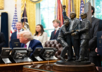 Trump Oval Ofis’e kendi heykelini yerleştirdi