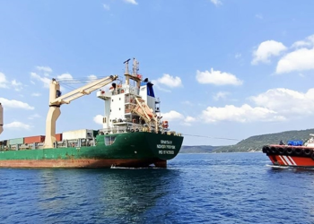 Çanakkale Boğazı’nda arızalı gemi sorunsuz demirlendi