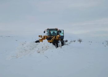 Doğu Anadolu’da kar felaketi: Köy yolları kapandı, araçlar mahsur kaldı