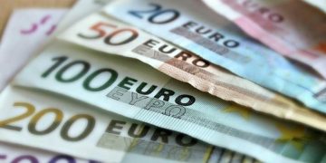 Savaştan korkan bir ülke daha euroya geçmek istiyor